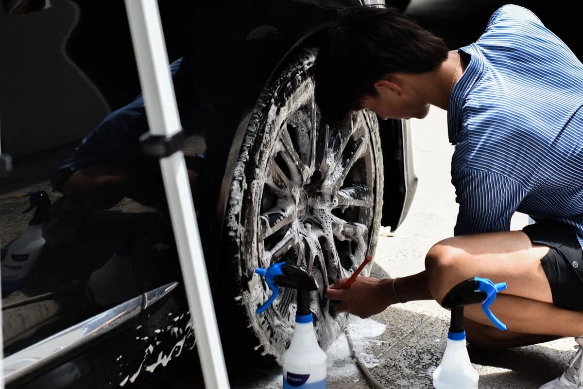 Washing the wheel and door sill of the LS460 with foam and a brush